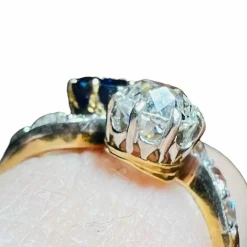 Bague toi et moi diamant saphirs or jaune diamant saphir pavage de diamant