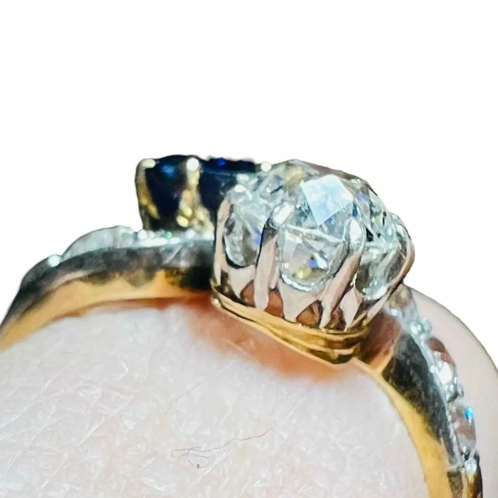Bague toi et moi diamant saphirs or jaune diamant saphir pavage de diamant
