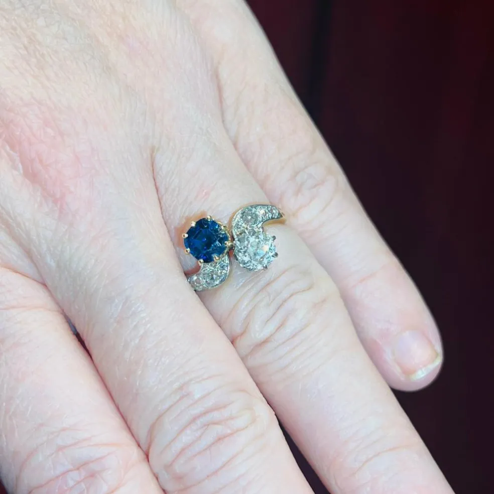 Bague toi et moi diamant saphirs or jaune diamant saphir pavage de diamant