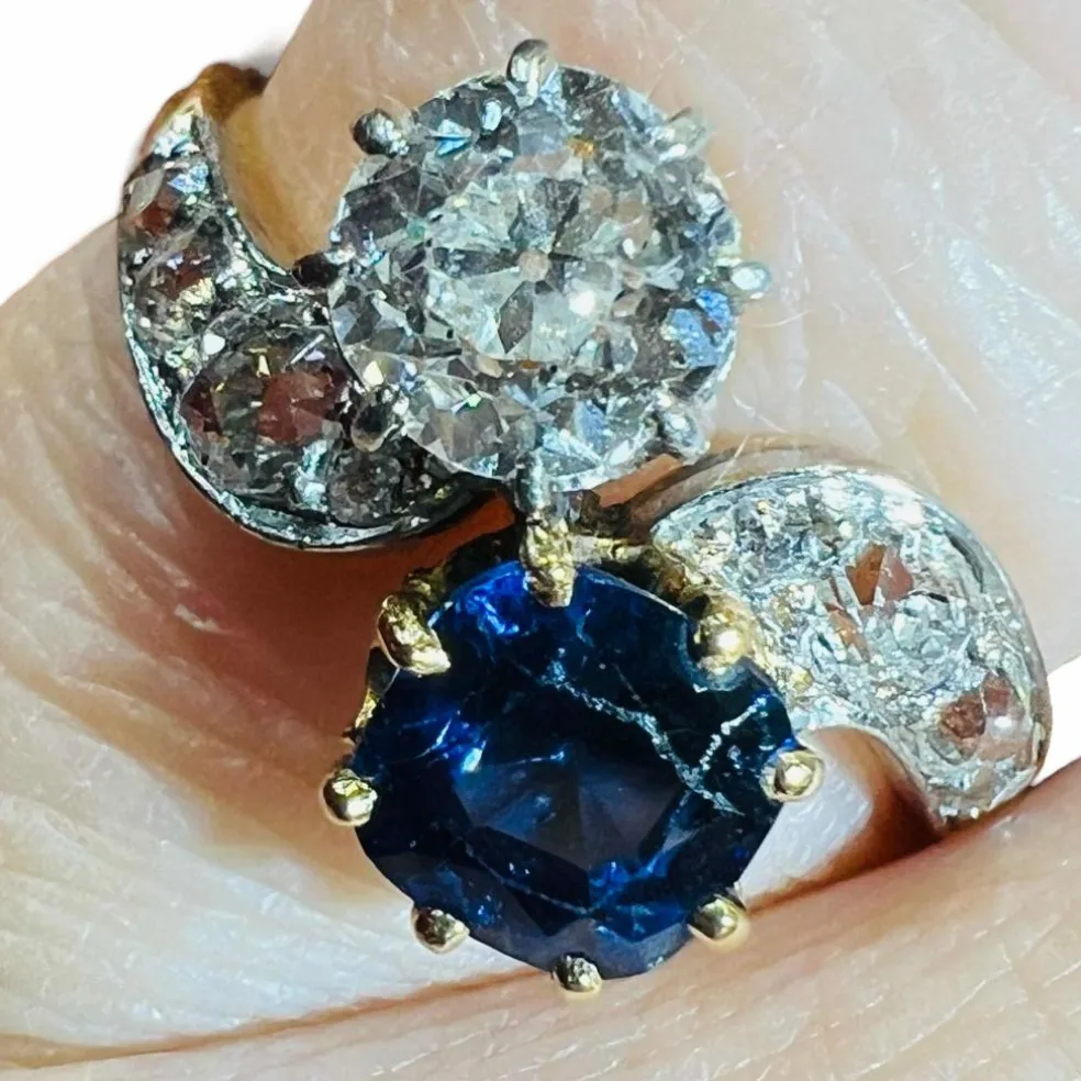 Bague toi et moi diamant saphirs or jaune diamant saphir pavage de diamant