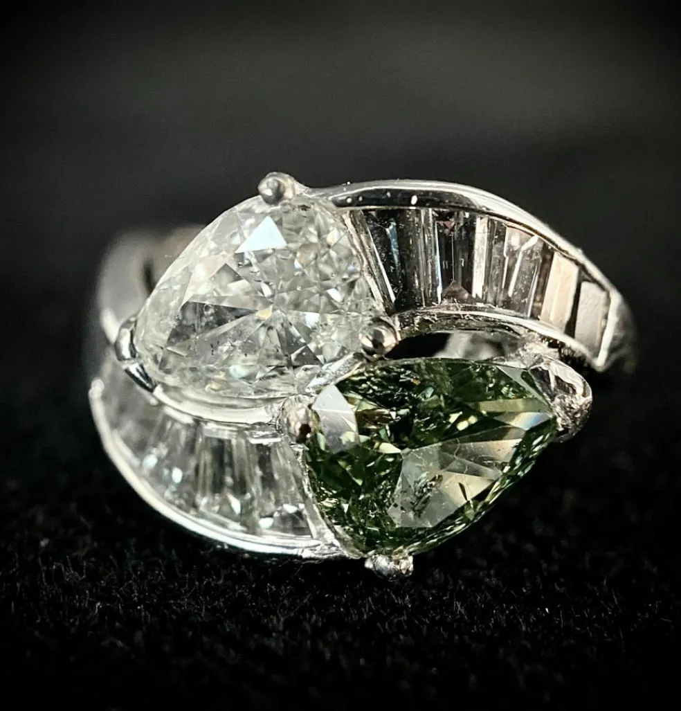 Bague Toi et Moi en or et platine ornée de deux diamants en forme de poire