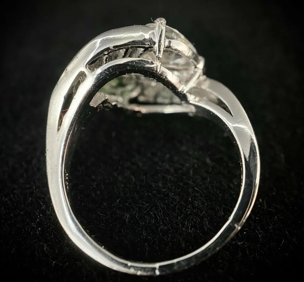 Bague Toi et Moi en or et platine ornée de deux diamants en forme de poire