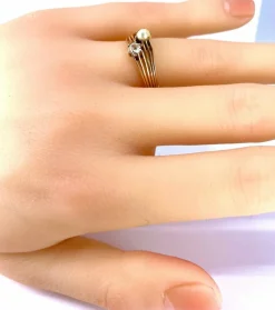 Bague toi et moi en or jaune, diamant et perle vers 1900