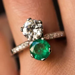 Bague toi et moi émeraude et diamants