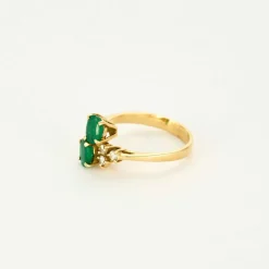 Bague toi et moi, or jaune et émeraudes, épaulées de diamants