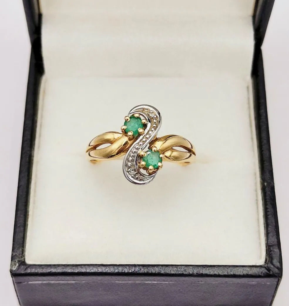 Bague Toi et Moi vintage en or jaune sertie d'émeraudes et de diamants