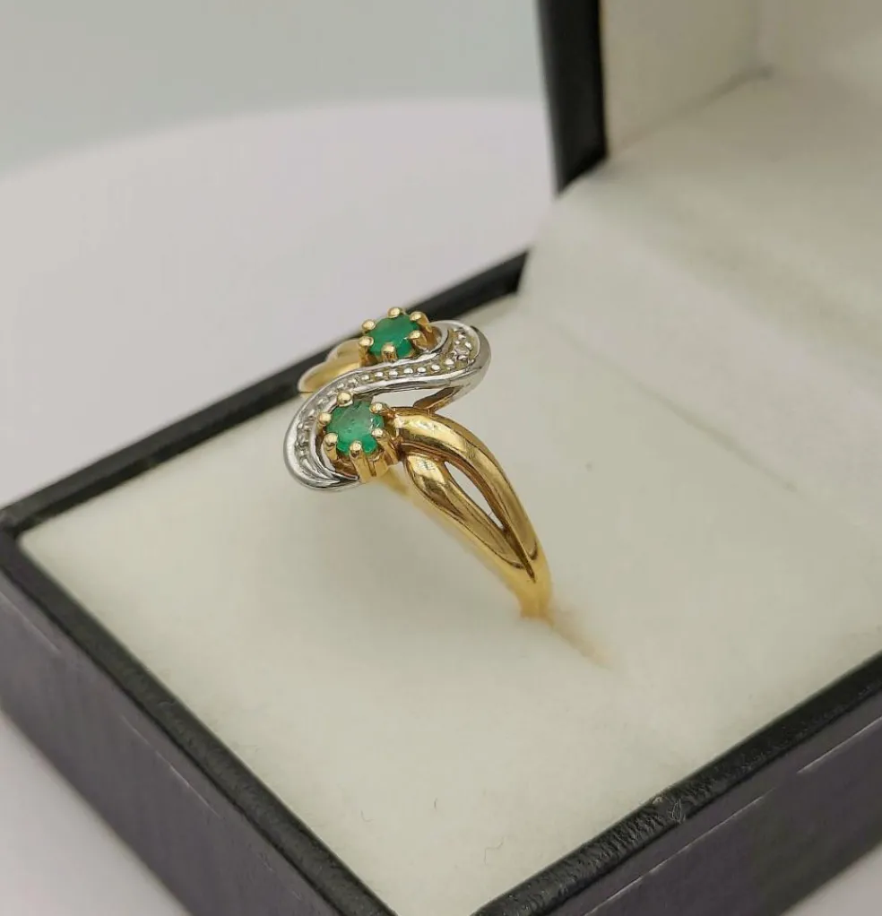 Bague Toi et Moi vintage en or jaune sertie d'émeraudes et de diamants