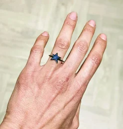 Bague étoile DJULA en or noir et saphirs bleus