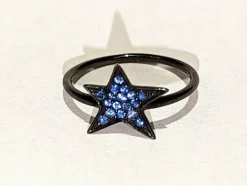 Bague étoile DJULA en or noir et saphirs bleus