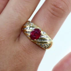 Bague torsadée rubis et diamants