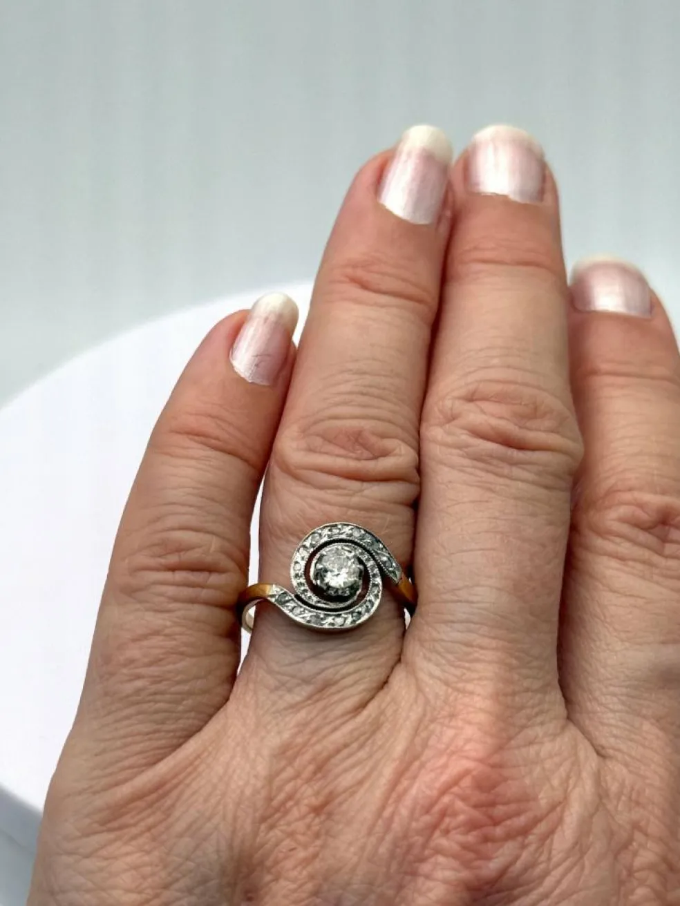 Bague tourbillon ancienne en or avec diamant