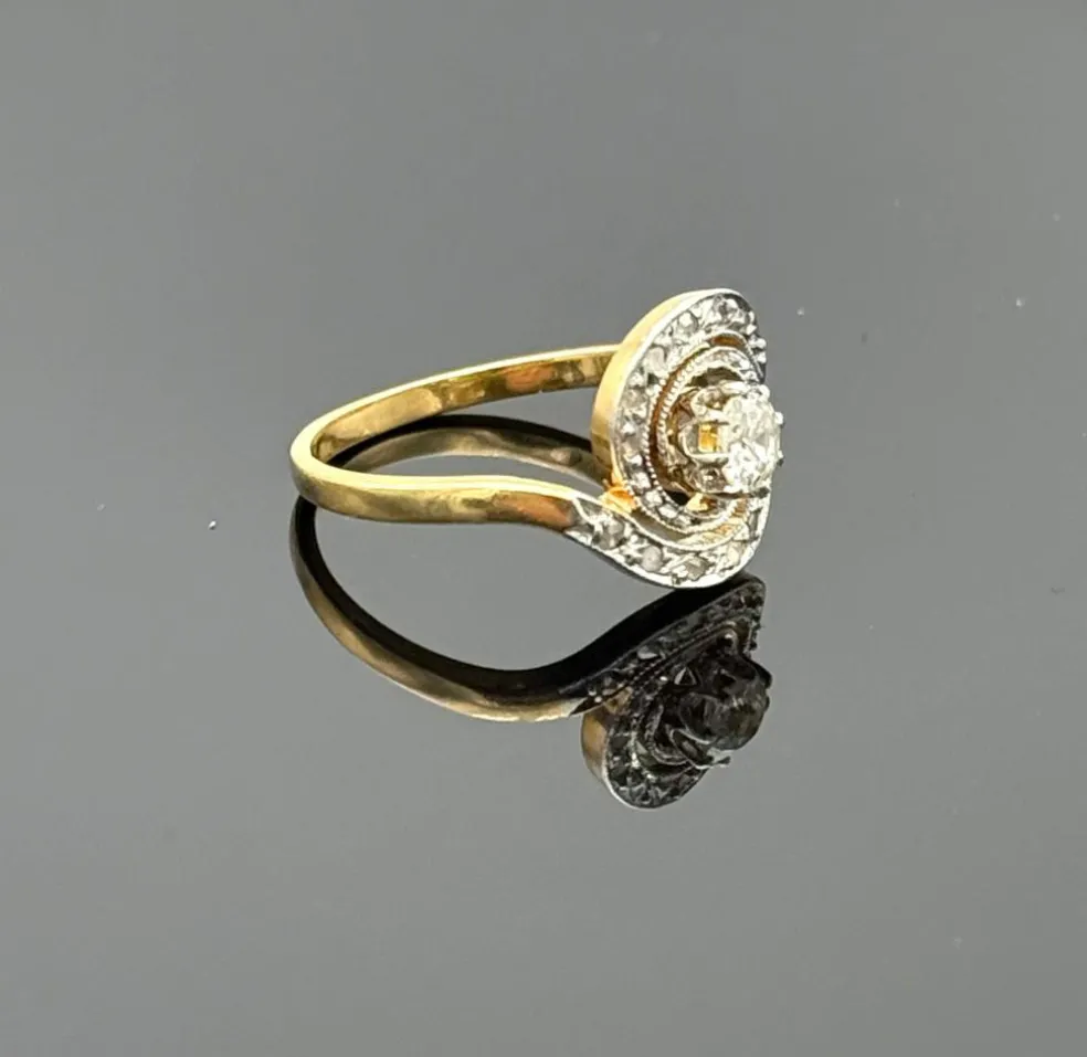 Bague tourbillon ancienne en or avec diamant