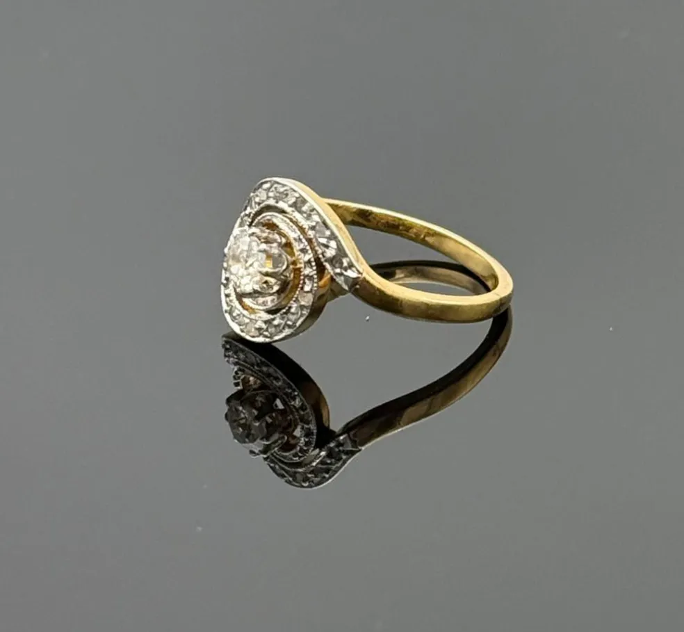 Bague tourbillon ancienne en or avec diamant
