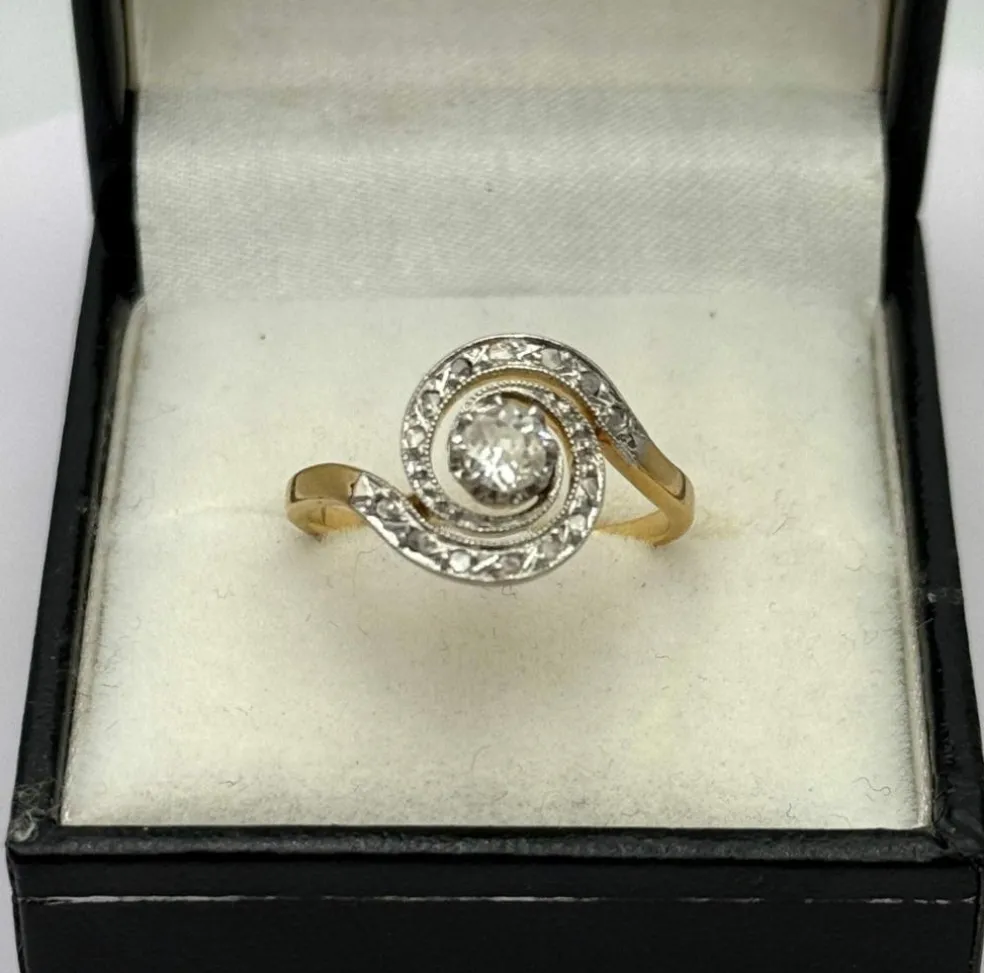 Bague tourbillon ancienne en or avec diamant