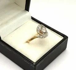 Bague tourbillon ancienne en or avec diamant