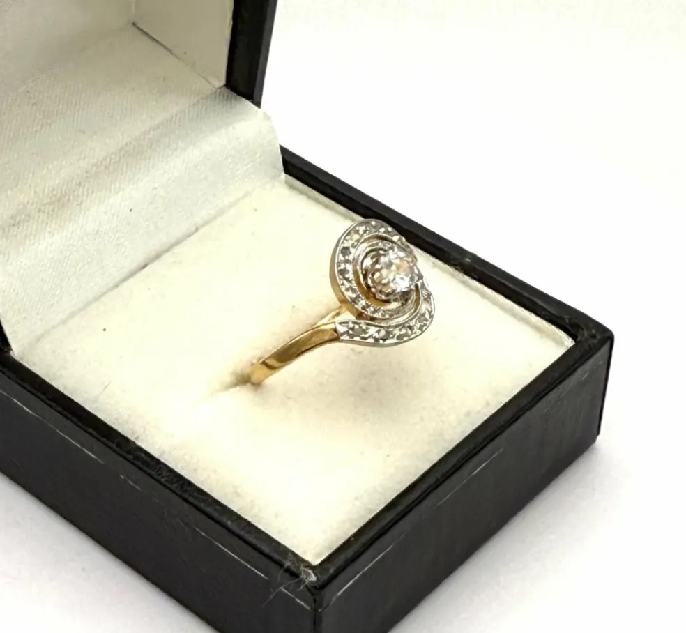 Bague tourbillon ancienne en or avec diamant