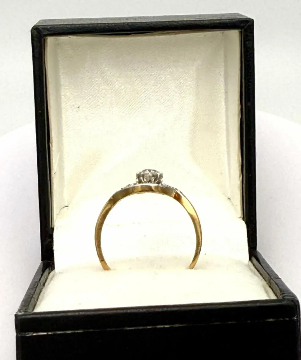 Bague tourbillon ancienne en or avec diamant
