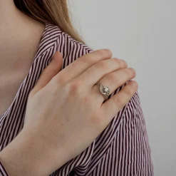 Bague "Tourbillon" en or gris et diamant