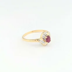 Bague tourbillon en or jaune diamants et rubis