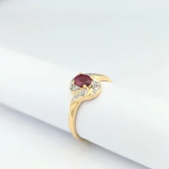Bague tourbillon en or jaune diamants et rubis
