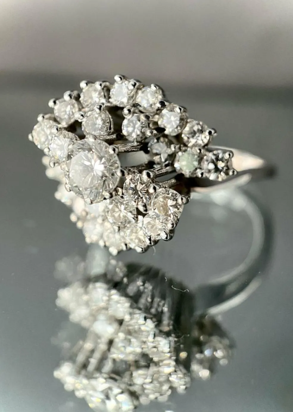 Bague tourbillon or blanc diamants