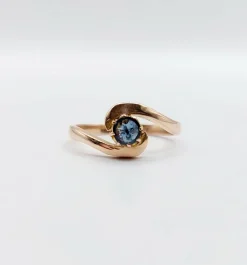Bague tourbillon or jaune ornée d'un saphir (circa 1920)
