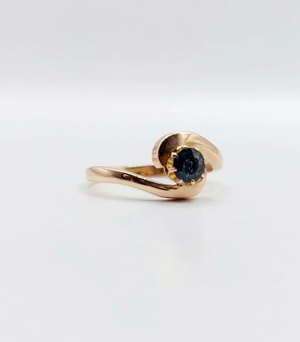 Bague tourbillon or jaune ornée d'un saphir (circa 1920)