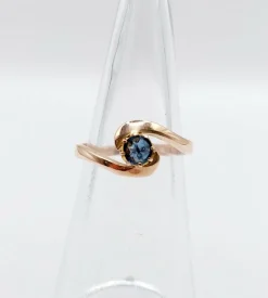 Bague tourbillon or jaune ornée d'un saphir (circa 1920)
