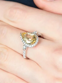 Bague tourmaline jaune poire et diamants or blanc