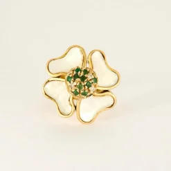 Bague trèfle en or jaune avec nacre, diamants et émeraudes