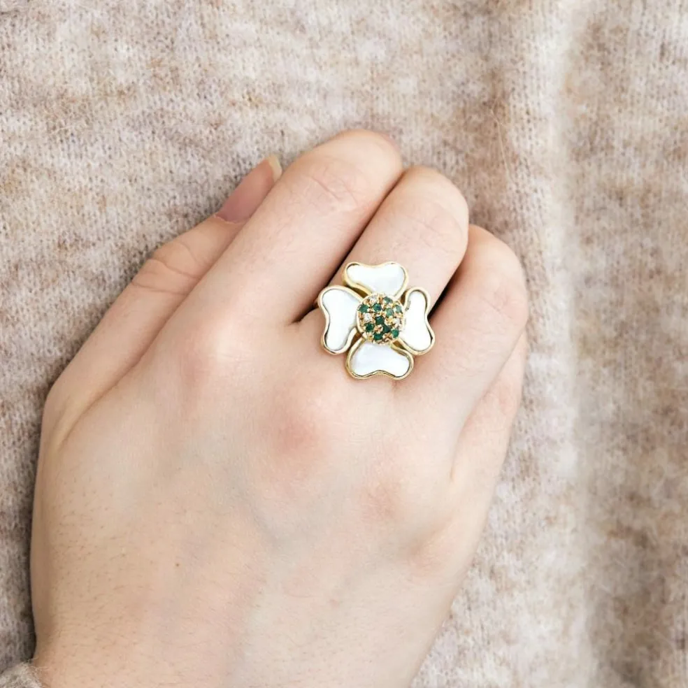 Bague trèfle en or jaune avec nacre, diamants et émeraudes