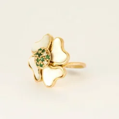Bague trèfle en or jaune avec nacre, diamants et émeraudes