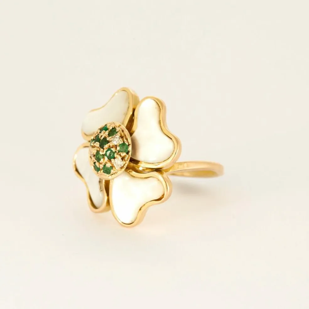 Bague trèfle en or jaune avec nacre, diamants et émeraudes