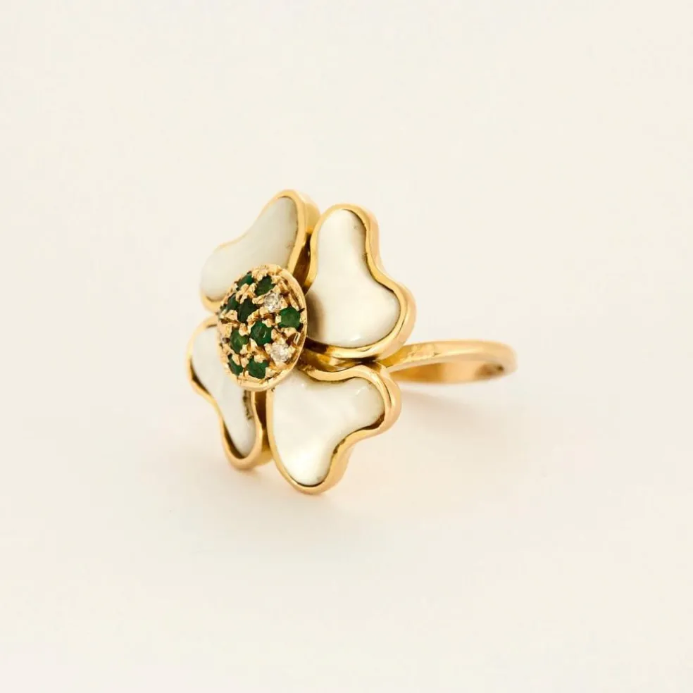 Bague trèfle en or jaune avec nacre, diamants et émeraudes