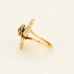 Bague trèfle en or jaune avec nacre, diamants et émeraudes