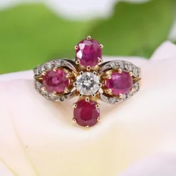 Bague trèfle rubis et diamants