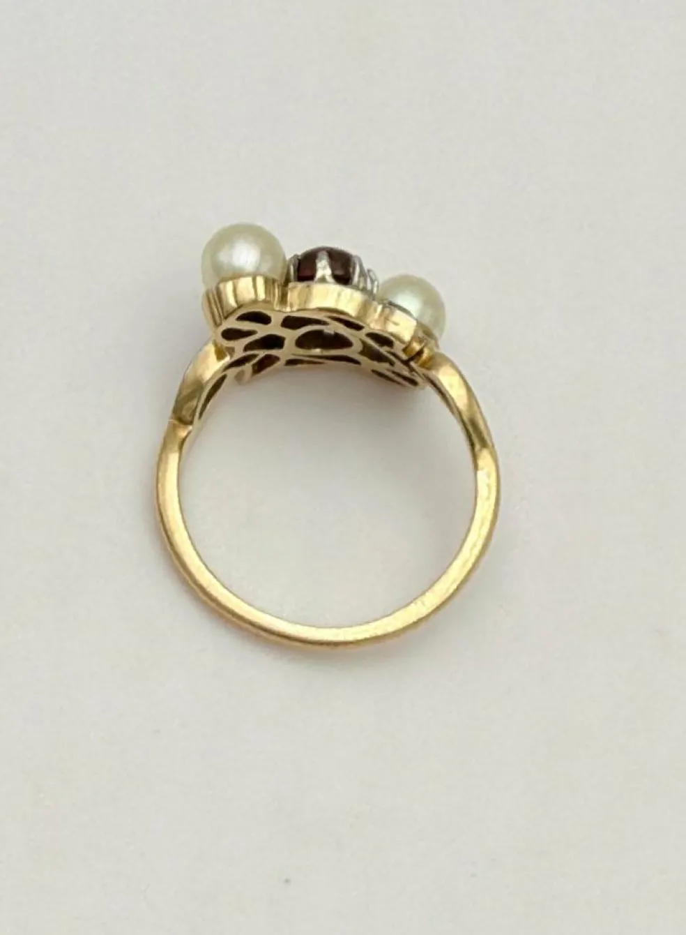 Bague trilogie ancienne en or sertie de perle et grenat