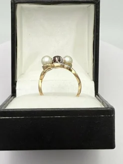 Bague trilogie ancienne en or sertie de perle et grenat