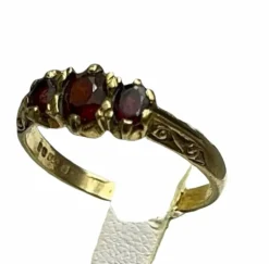 Bague "trilogie" anglaise avec grenats pyropes