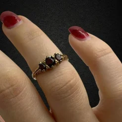 Bague "trilogie" anglaise avec grenats pyropes