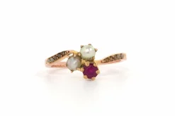 Bague "trilogie" Art Nouveau en or jaune 18 carats sertie de perles et d'un rubis