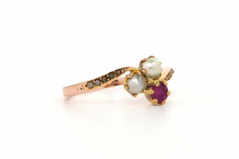 Bague "trilogie" Art Nouveau en or jaune 18 carats sertie de perles et d'un rubis