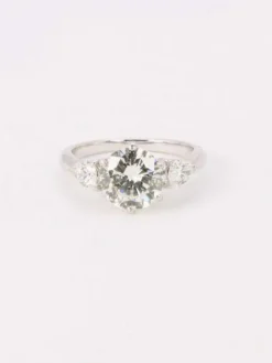 Bague trilogie or blanc diamant rond 2.07 ct diamants poires