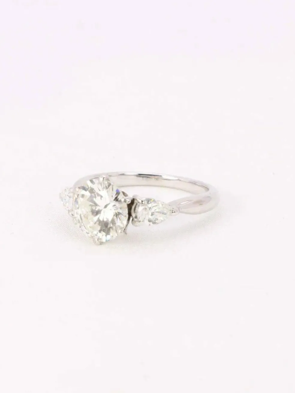 Bague trilogie or blanc diamant rond 2.07 ct diamants poires