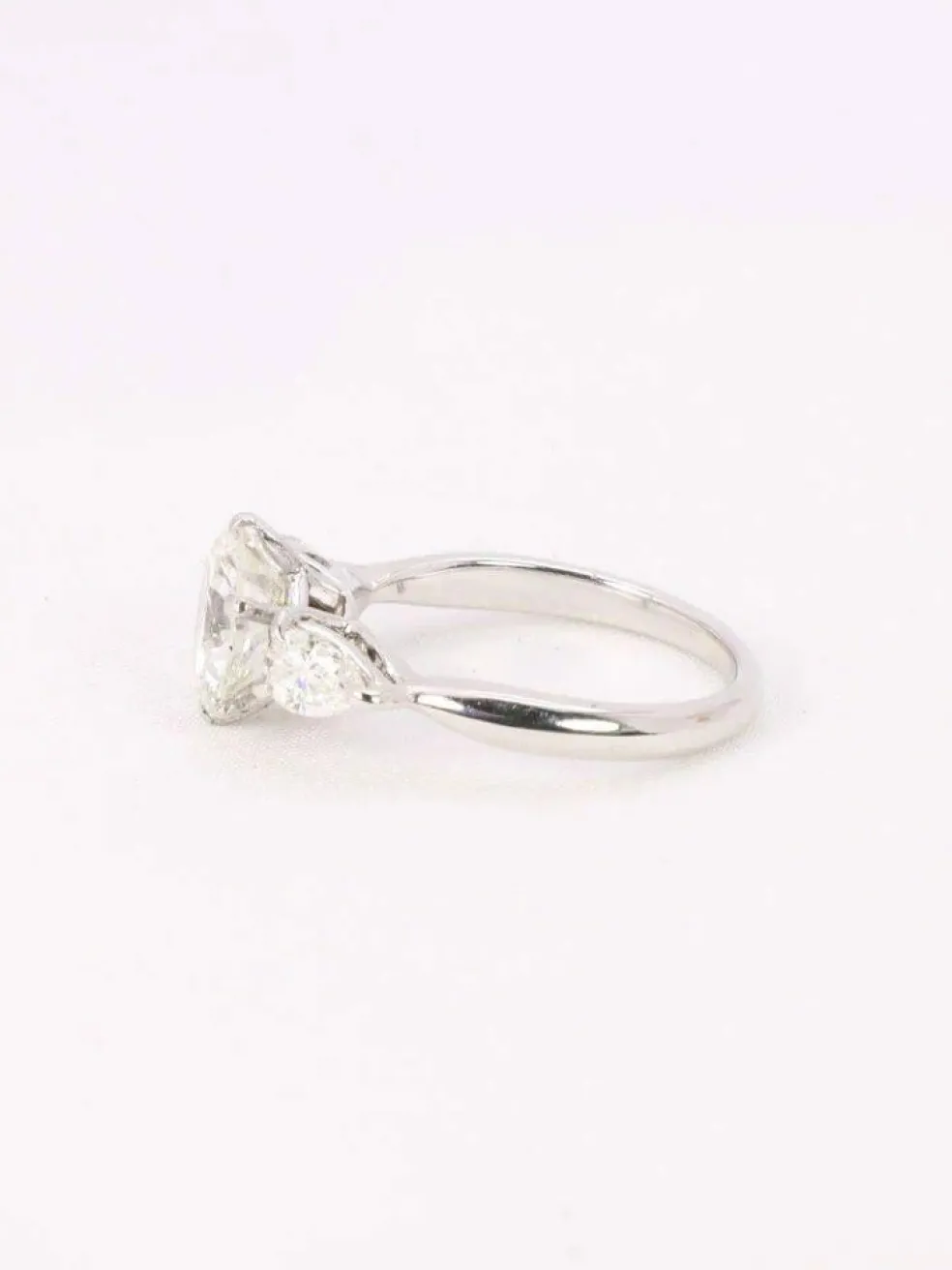 Bague trilogie or blanc diamant rond 2.07 ct diamants poires