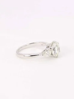 Bague trilogie or blanc diamant rond 2.07 ct diamants poires