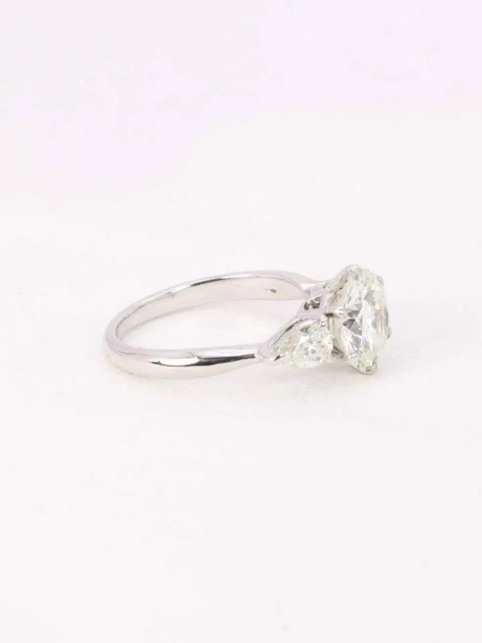 Bague trilogie or blanc diamant rond 2.07 ct diamants poires