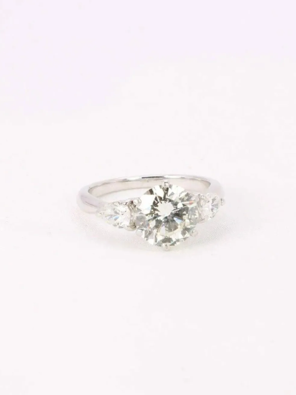 Bague trilogie or blanc diamant rond 2.07 ct diamants poires