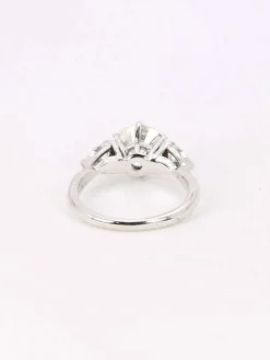 Bague trilogie or blanc diamant rond 2.07 ct diamants poires