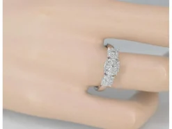 Bague trinité en or blanc avec diamants